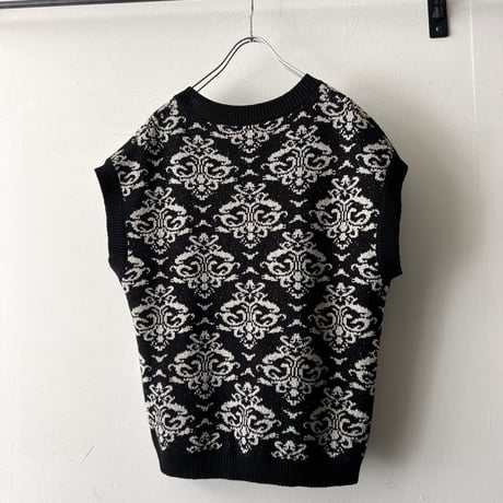 Monotone Color Damask Pattern Knit Vest