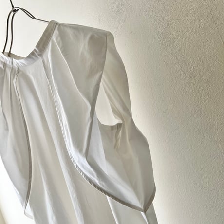 Tuck Design No Sleeve Blouse