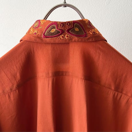 Euro Vintage Embroidery Designシャツ