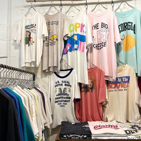 90's Fruits of the loom Print Tee (made in USA)