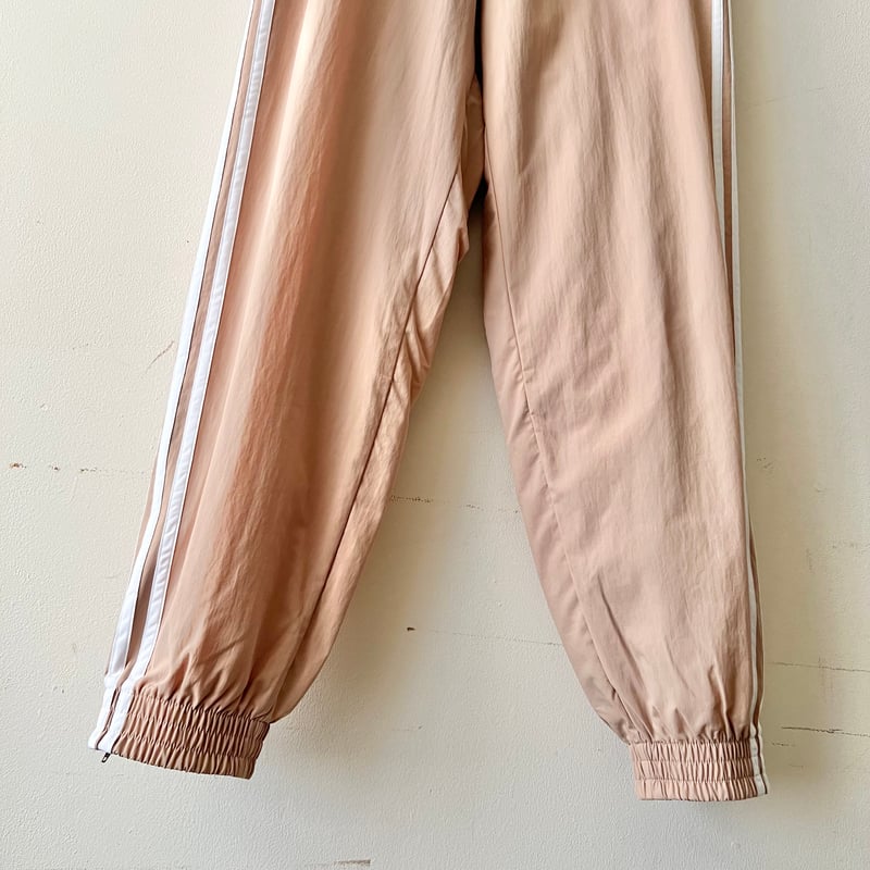 adidas キャメル ナイロン トラックパンツ アディダス 女性L キャメル ナイロン トラックパンツ ジャージ