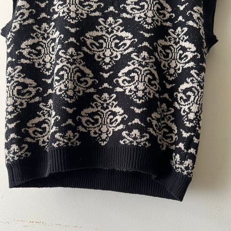Monotone Color Damask Pattern Knit Vest