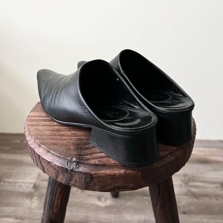 HaaT ISSEY MIYAKE Pointed Toe Leather Mule