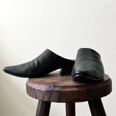 HaaT ISSEY MIYAKE Pointed Toe Leather Mule