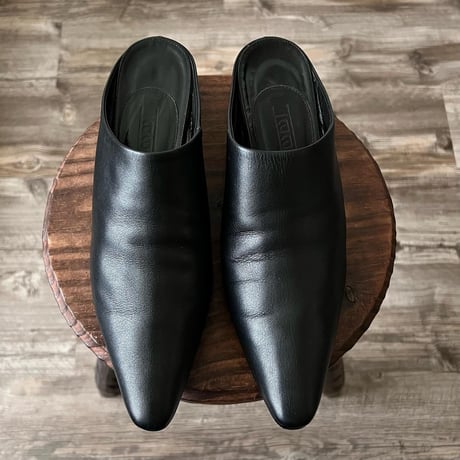 HaaT ISSEY MIYAKE Pointed Toe Leather Mule