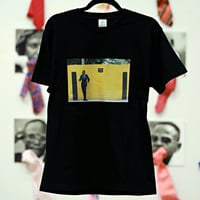 Unisex T-Shirt/B-01（黄色い壁でポージングするサプール・ ボディカラー＝白、黒、ベージュ）