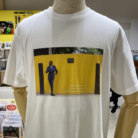 Unisex T-Shirt/B-01（黄色い壁でポージングするサプール・ ボディカラー＝白、黒、ベージュ）