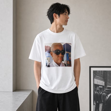 Unisex T-Shirt / W02（PRADAのメガネをつけた女性サプール・ ボディカラー＝白、黒）