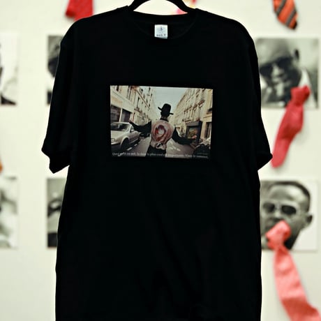 Unisex T-Shirt / W04（PARIS SAPEUR ROBY-02 ボディカラー＝白、黒）