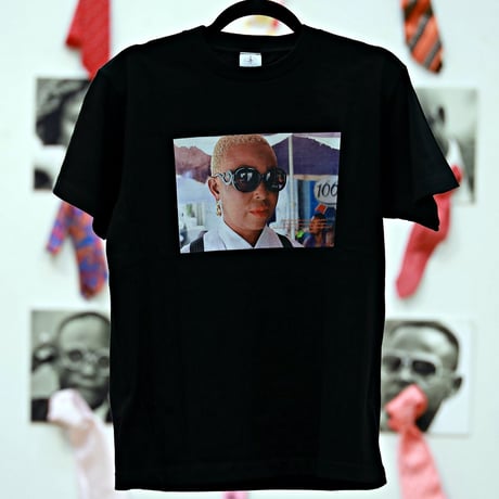 Unisex T-Shirt / W02（PRADAのメガネをつけた女性サプール・ ボディカラー＝白、黒）