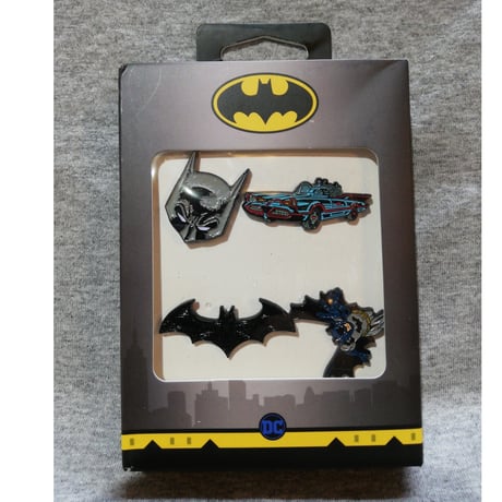 【USA直輸入】DC　バットマン 　ピンズ　4個セット　　ロゴ＆マスク ＆ 全身 ＆ バットモービル　DCコミックス　ピンバッジ　マーク　ジャスティスリーグ