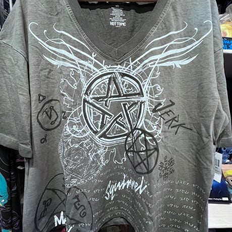 【USA直輸入】　スーパーナチュラル　Vネック　バックプリント　Tシャツ　Supernatural 　ディーン　サム　銃　ウィンチェスター  ウィンチェスター兄弟  海外ドラマ  天使　カスティエル