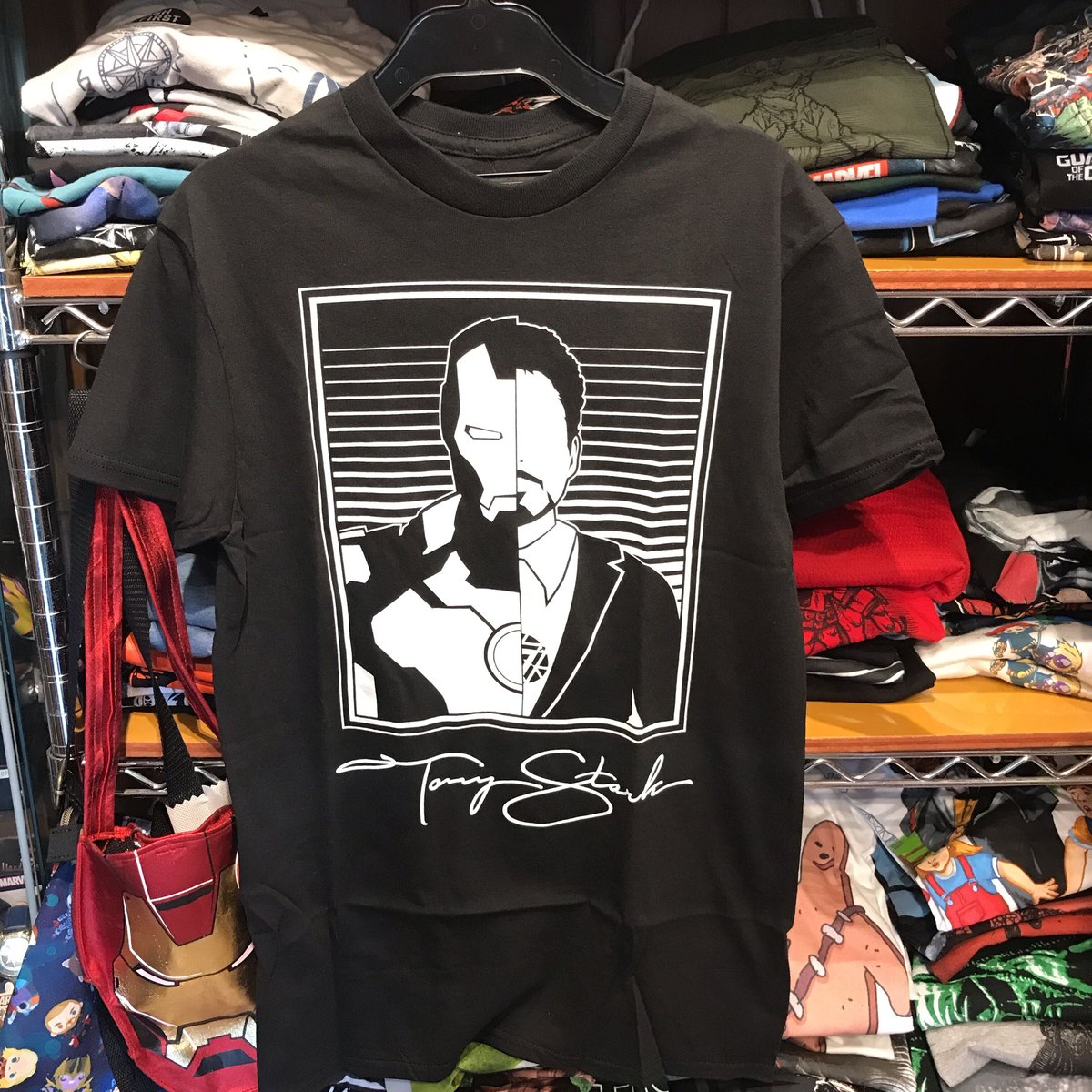 【USA直輸入】MARVEL　アイアンマン ＆ トニースターク　スプリット　Tシャツ　 TONY STARK の サイン柄　アパレル　マーベル　 アベンジャーズ 　トニー スターク