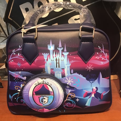 【USA直輸入】DISNEY　シンデレラ城　ショルダーバッグ　ディズニー　ディズニーランド　ラウンジフライ　 Loungefly　肩掛け バッグ　キャッスル　シリーズ　シンデレラ