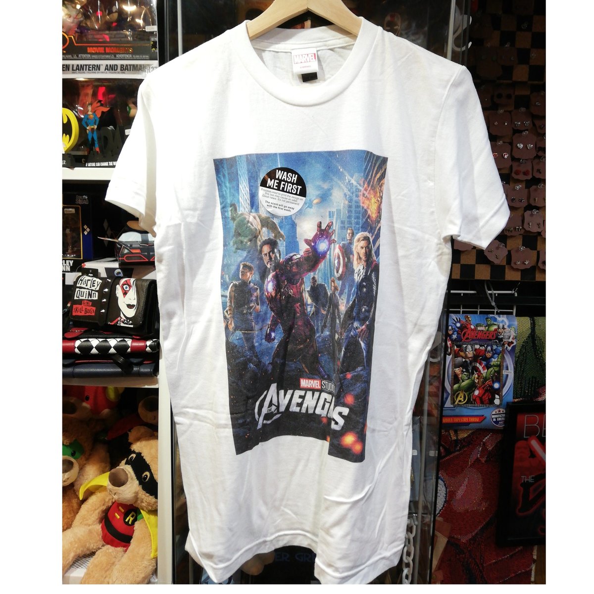 【USA直輸入】MARVEL　アベンジャーズ　ポスター　白地　Ｔシャツ　マーベル　映画　MCU　アイアンマン　ソー　ローニン　ブラックウィドウ