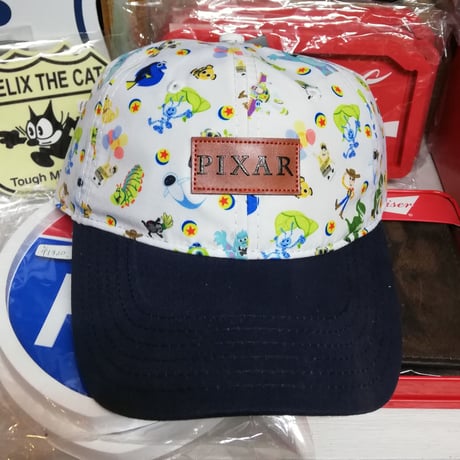 【USA直輸入】Disney　PIXAR　ピクサー　トイストーリー・ニモ・モンスターズインク・バブスライフ　総柄　ダッド キャップ　帽子　ハット　ディズニー