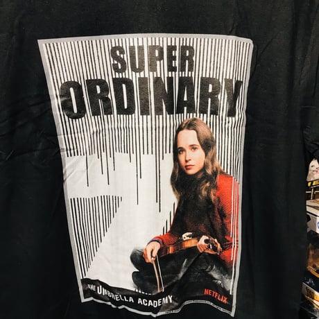【USA直輸入】 アンブレラ　アカデミー 　ヴァーニャ　ハーグリーブス　ナンバー7　Ｔシャツ　　傘　THE UMBRELLA ACADEMY  ネットフリックス アンブレラアカデミー