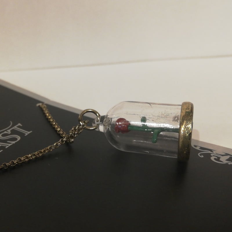 USA直輸入】Disney 美女と野獣 魔法のバラ ガラスドーム ネックレス