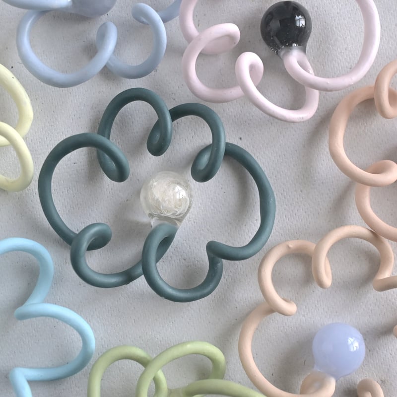 huani｜らくがき ピアス・イヤリング / black chocolate × lavend