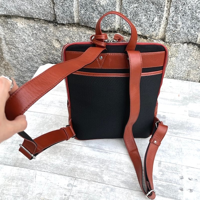 【新品タグ付】guardant 牛革 レザー リュック バックパック 黒 赤 50%OFFSALE> 大人気のコの字デザインジッパーリュックの革がランク