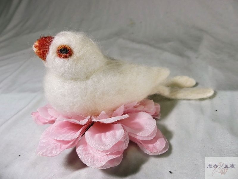白文鳥のブローチ(羊毛フェルト) | 魔界ノ風鷹