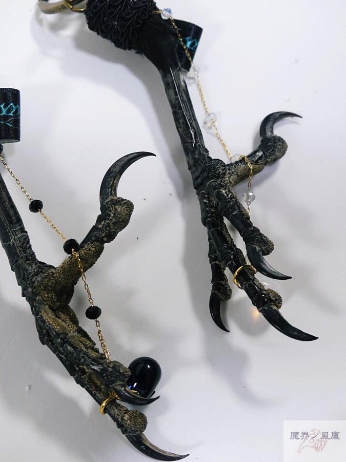 コゲラの羽とアオダイショウの皮のアクリルキーホルダー コゲラの羽と