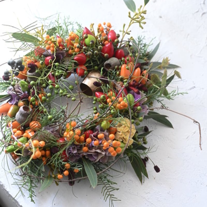 実物たっぷり早秋のオーバル型ベル付きリース | oeuvre