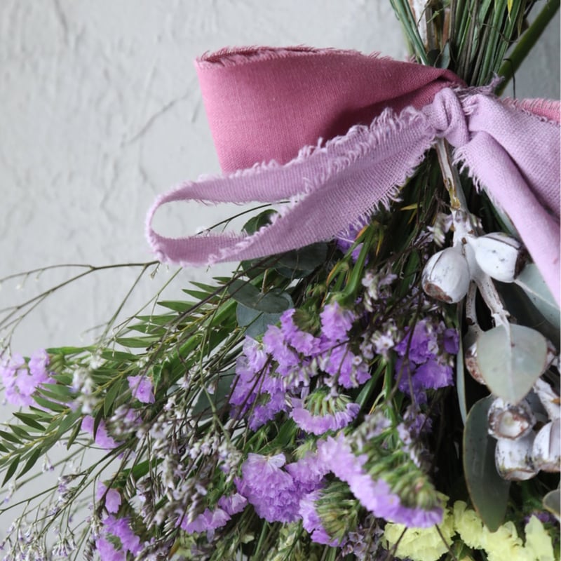 ○売却済○ 桜色のスターチスとユーカリの小さめスワッグ (約26cm)