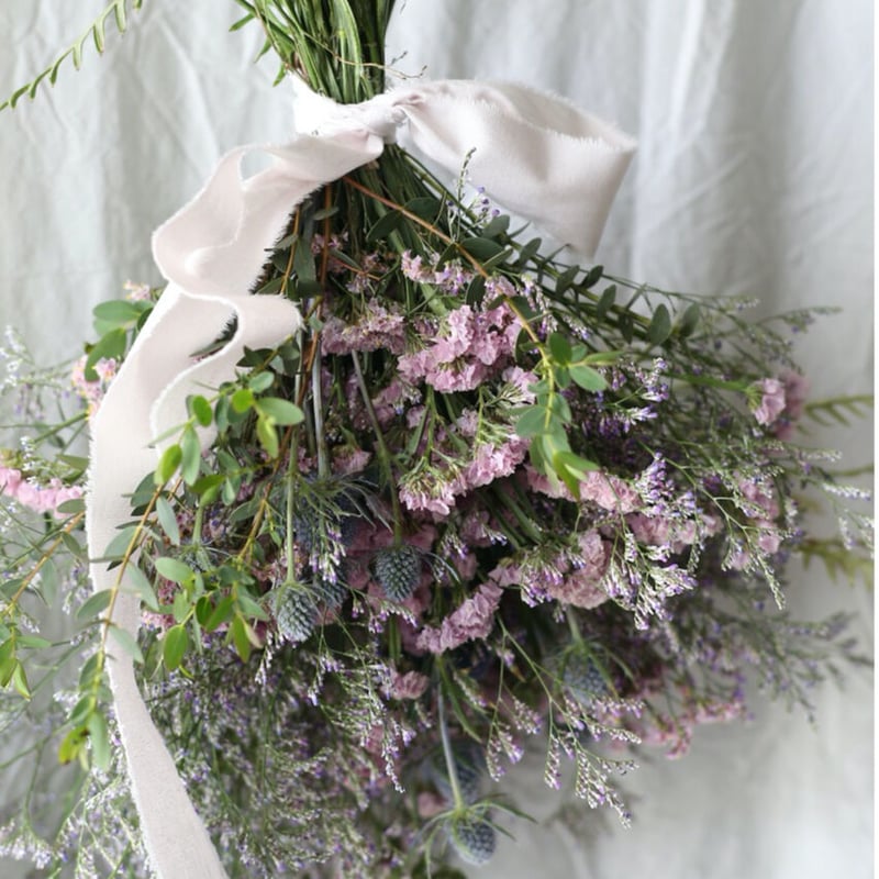 ピンクと紫のスターチスのスワッグ (壁飾り) 小サイズ | oeuvre