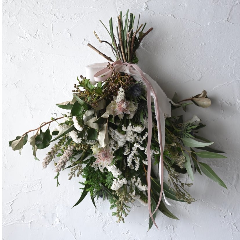 染め花のホワイト スワッグ　ハンドメイド　アートフラワー　リボン付き 染め花のホワイト スワッグ ハンドメイド アートフラワー リボン付き