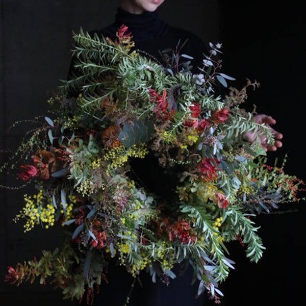 ユーカリと白い実と針葉樹を紡いだ　凛とした雰囲気のリース　ドライフラワー ユーカリと白い実と針葉樹を紡いだ凛とした雰囲気のリースドライフラワー