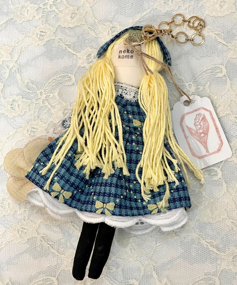 【チョコメルさま】antique doll ❀ ミニョネット チェック柄の女の子 neko koma/ネココマ ドールチャーム チェックリボン柄ワンピース