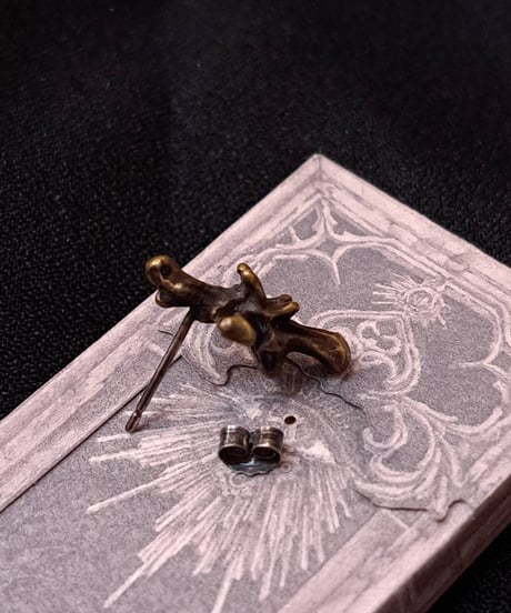 烏堂/からすどう　骨の十字架ピアス（真鍮）