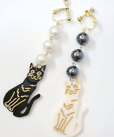 mignardises/ミニャルディーズ　黒猫と白猫のアシンメトリーイヤリング