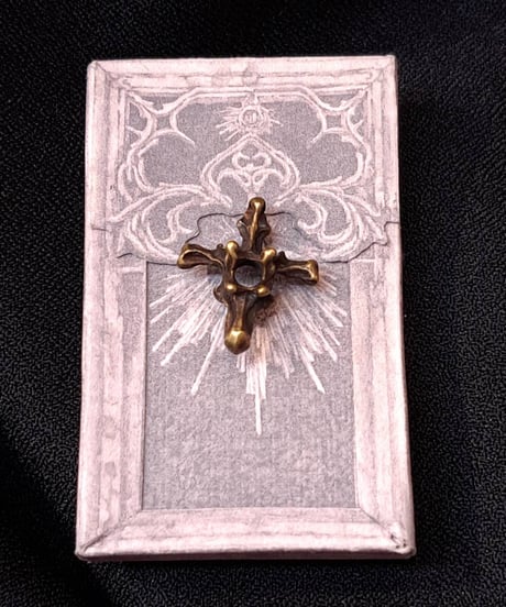 烏堂/からすどう　骨の十字架ピアス（真鍮）