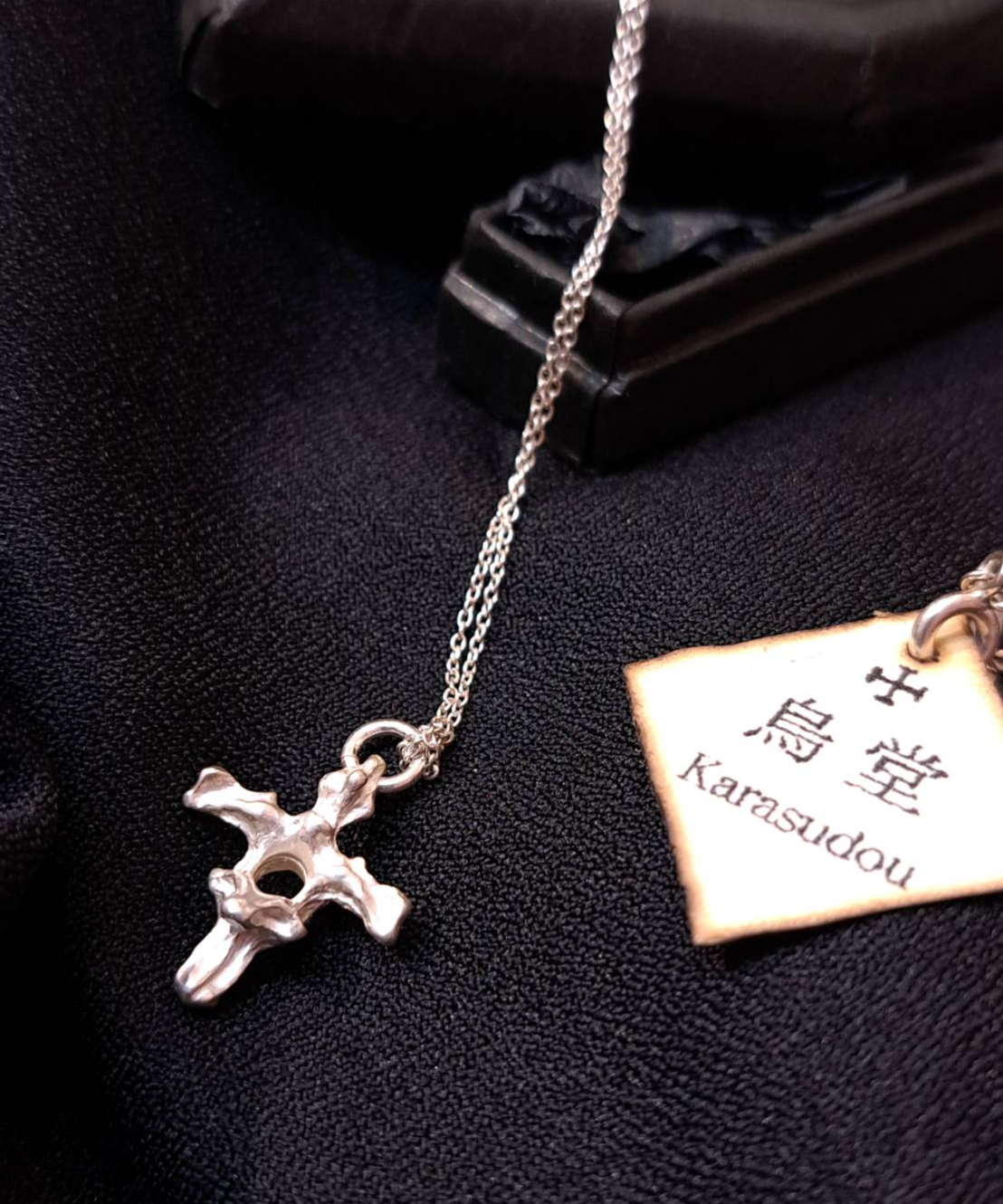 アクセサリー apoo 烏堂/からすどう 骨の十字架ネックレス（SV925/白） | Arcobaleno Magia