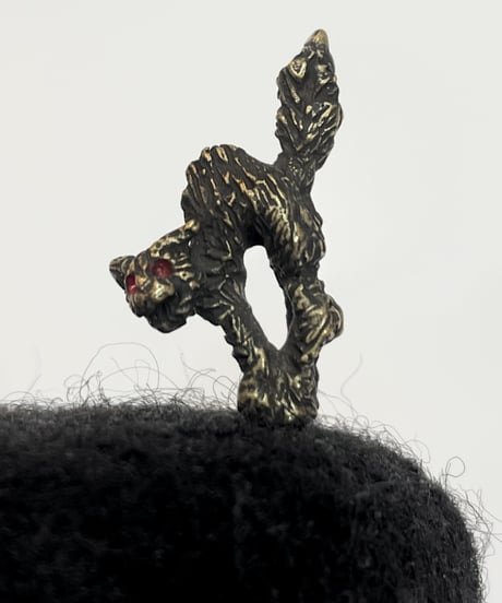 kaus/カウス　帽子につけるピンバッチ 威嚇猫 pin (アンティークゴールド)