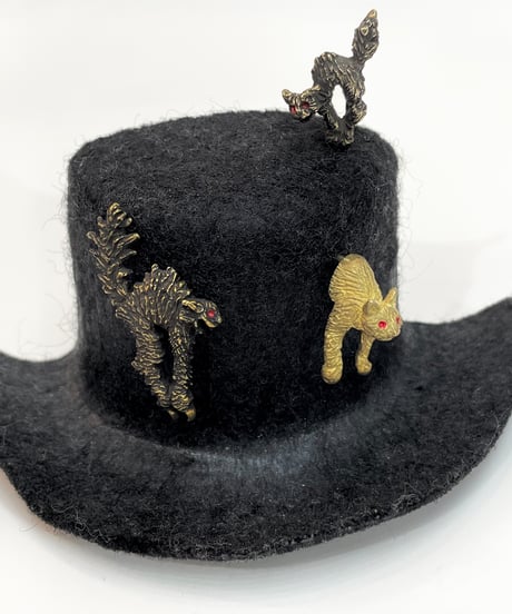 kaus/カウス　威嚇猫 pin (アンティークゴールド)