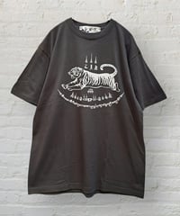 うぃじゃぼーど　UB129　虎之神　Tシャツ（チャコール）