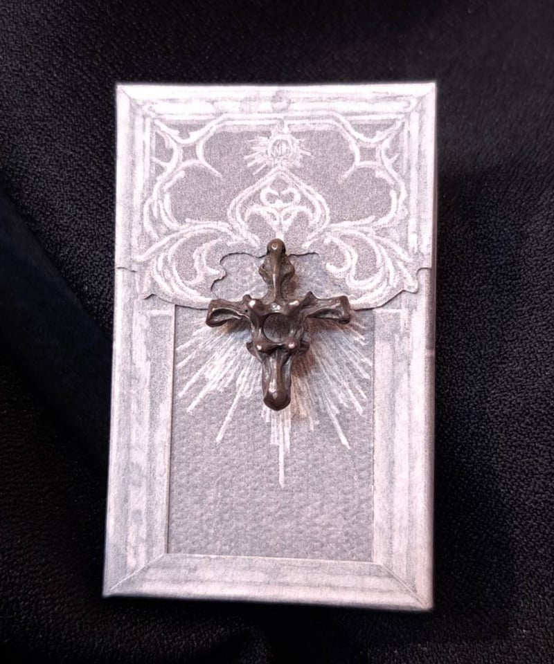 烏堂/からすどう 骨の十字架ピアス（真鍮） | Arcobaleno Magia