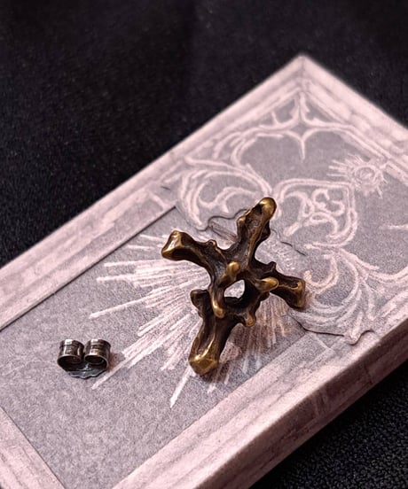 烏堂/からすどう　骨の十字架ピアス（真鍮）