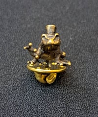 kaus/カウス　frogbaron pin