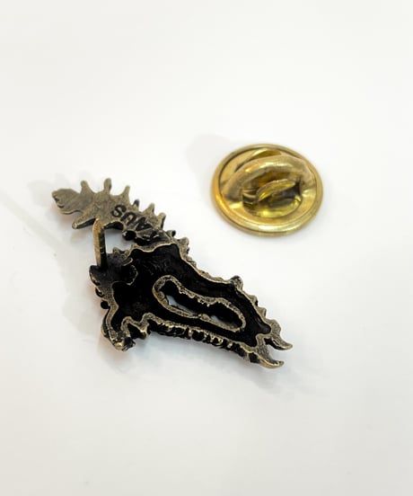kaus/カウス　威嚇猫 pin (アンティークゴールド)