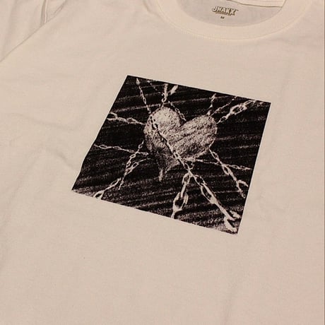 JHAKX "HEART WALL" TEE -  VANILLA WHITE