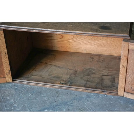 戸棚 Cabinet