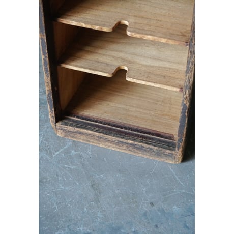 棚 Wooden shelf