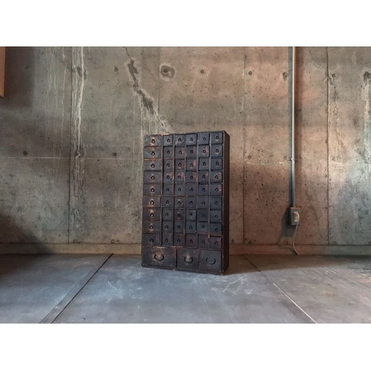 オリジナル　薬箪笥 和製アンティーク 引き出し50杯 ネームプレート付きの取手が便利