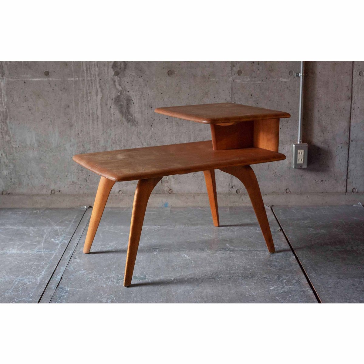 Heywood Wakefield 社製の刻印付きサイドテーブル fit=scale-down,w=1200