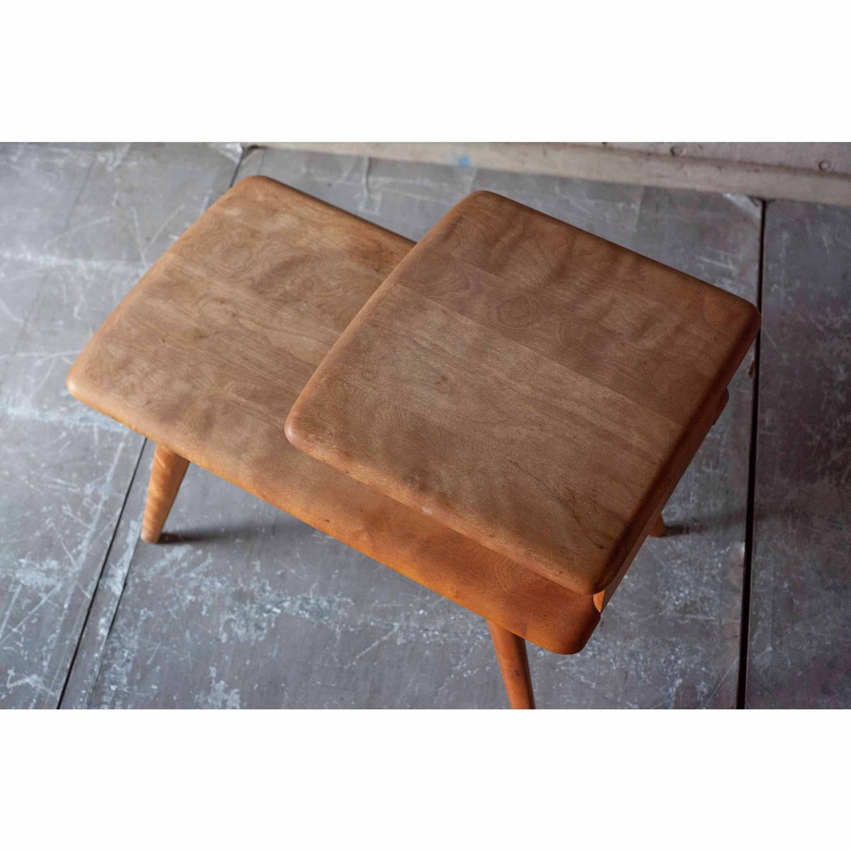 Heywood Wakefield 社製の刻印付きサイドテーブル fit=scale-down,w=1200