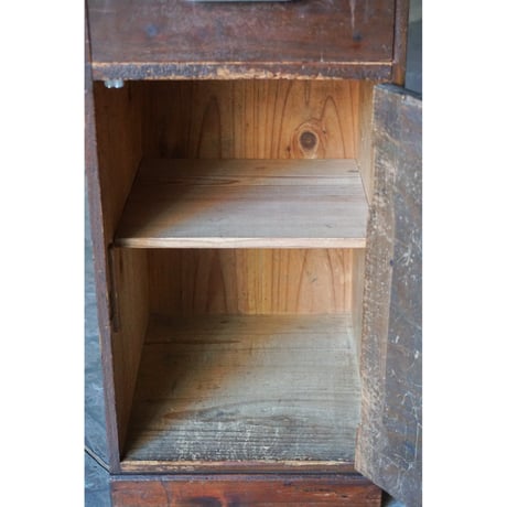 収納戸棚　Wooden shelf